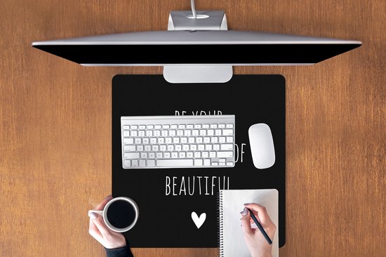 Muismat XXL 60x60 cm - Bureau onderlegger - Bureau mat Engelse quote "Be your own kind of beautiful" met een hartje tegen een zwarte achtergrond - Bureaumat - Gaming mousepad xl - Bureaulegger groot - Computer deskmat