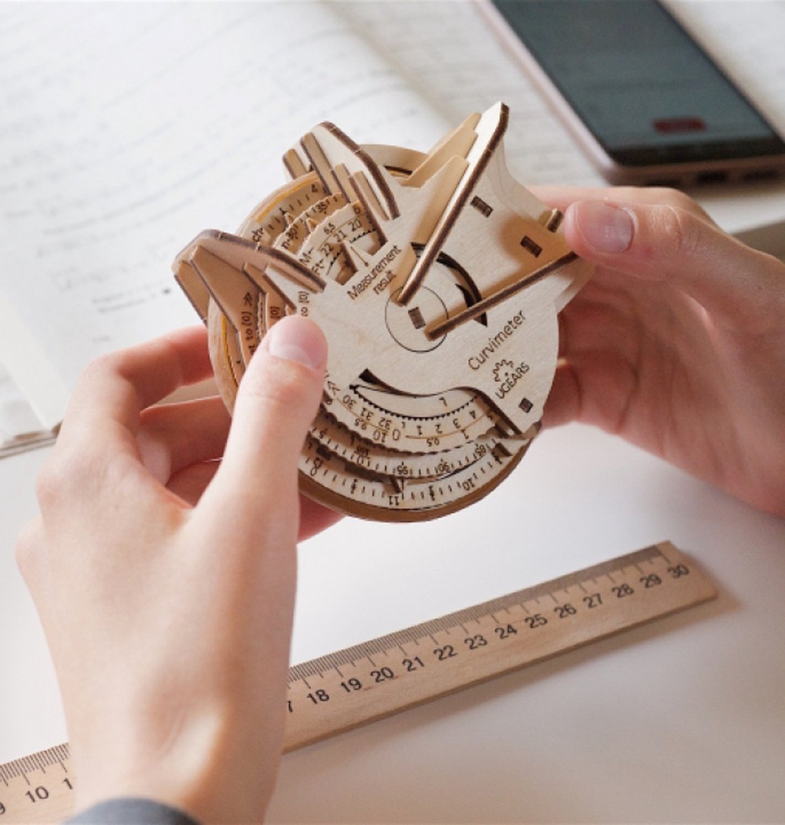 UGEARS Houten 3D Model - Stem Lab - Krommingsmeter — afbeelding 13