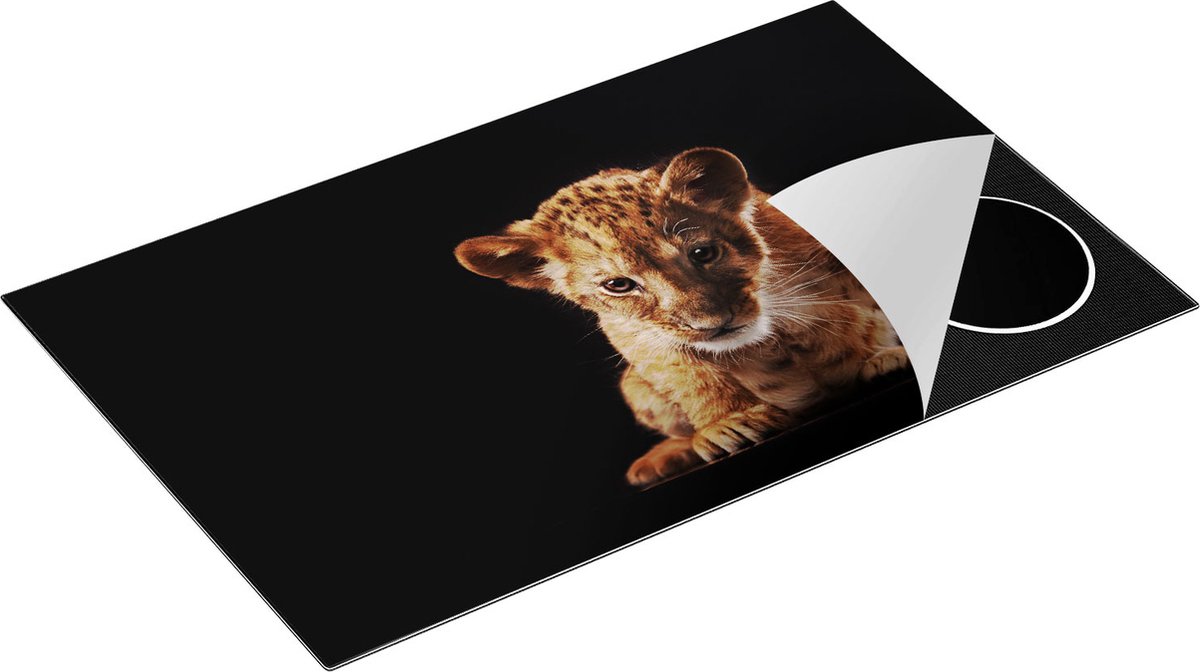 Chefcare Inductie Beschermer Leeuwen Welp op het Zwart - Baby Leeuw - 85x55 cm - Afdekplaat Inductie - Kookplaat Beschermer - Inductie Mat