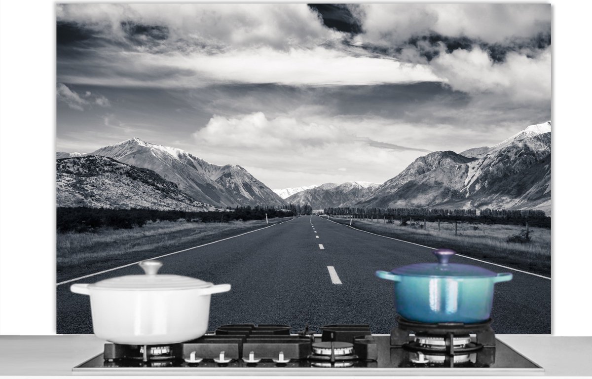 KitchenYeah - Spatscherm - Natuur - Bergen - Weg - Lucht - Zwart wit - 120x80 cm - Muurbeschermer