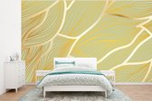 Behang - Fotobehang Gouden golven op een groene achtergrond - Breedte 350 cm x hoogte 260 cm