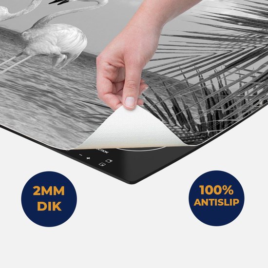 Chefcare Inductie Beschermer Twee Flamingo's in een Hart Vorm in het Water - Zwart Wit - 75x50 cm - Afdekplaat Inductie - Kookplaat Beschermer - Inductie Mat