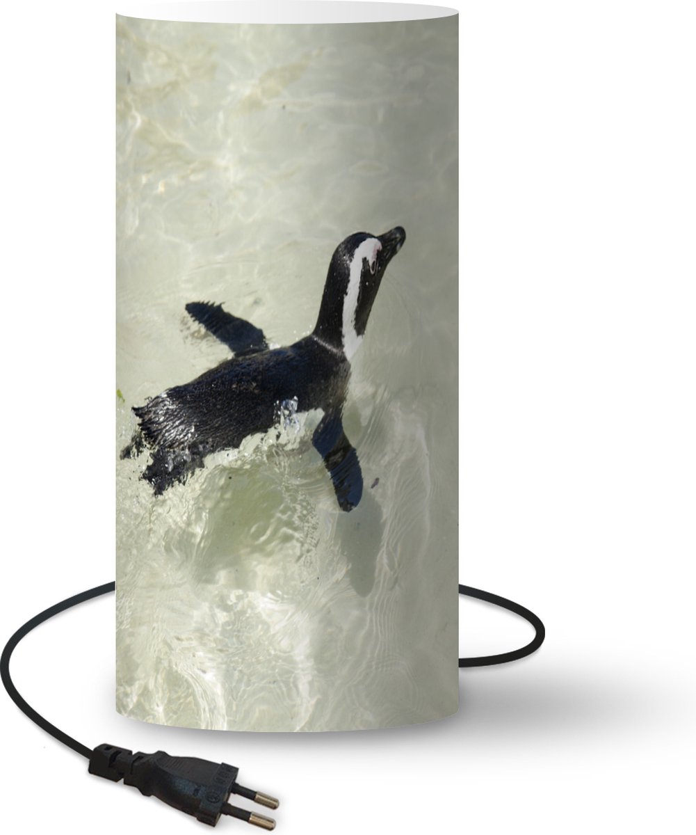 Lamp - Nachtlampje - Tafellamp slaapkamer - Een zwemmende pinguïn in helder blauw water - 54 cm hoog - Ø24.8 cm - Inclusief LED lamp