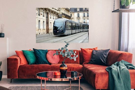 Poster Een moderne tram gaat door het centrum van Bordeaux - 120x80 cm