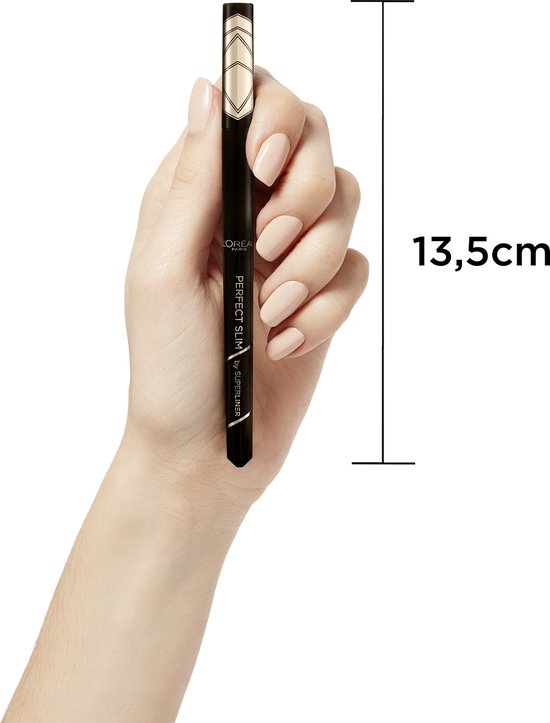 Hand met beige nagellak houdt een zwarte L'Oréal Paris Perfect Slim by Superliner eyeliner vast. Afmeting 13,5 cm.