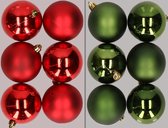 12x stuks kunststof kerstballen mix van rood en donkergroen 8 cm - Kerstversiering