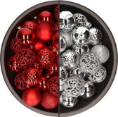 74x stuks kunststof kerstballen mix van rood en zilver 6 cm - Kerstversiering