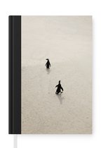 Notitieboek - Schrijfboek - Twee pinguïns lopen over het zand in Zuid-Afrika - Notitieboekje klein - A5 formaat - Schrijfblok
