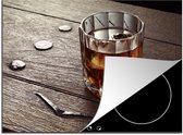 KitchenYeah® Inductie beschermer 77x59 cm - Glas met whisky op een houten tafel - Kookplaataccessoires - Afdekplaat voor kookplaat - Inductiebeschermer - Inductiemat - Inductieplaat mat
