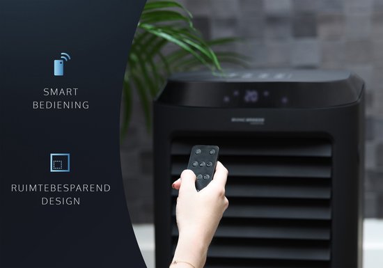 Vrouw bedient een zwarte aircooler met een afstandsbediening, smart bediening en ruimtebesparend ontwerp.
