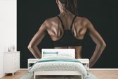 Papier peint photo vinyle - Le dos et les épaules d'une femme qui pratique clairement le fitness largeur 390 cm x hauteur 260 cm - Tirage photo sur papier peint (disponible en 7 tailles)