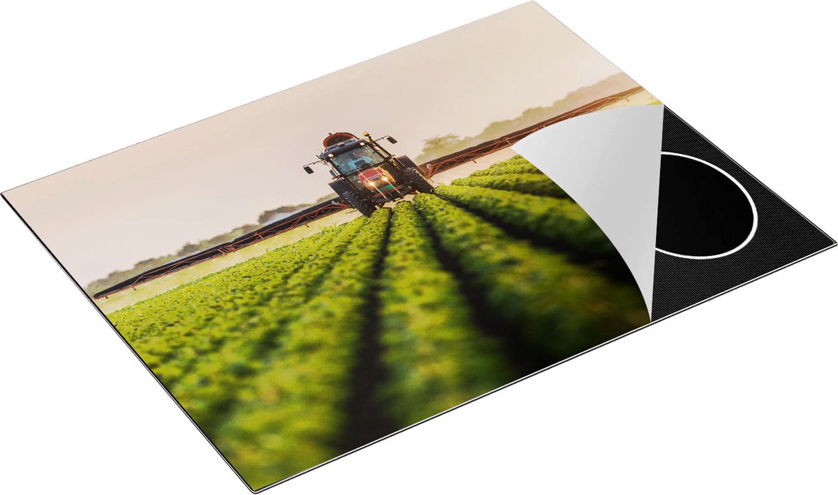 Chefcare Inductie Beschermer Rode Tractor op het Veld aan het Sproeien - 77x59 cm - Afdekplaat Inductie - Kookplaat Beschermer - Inductie Mat
