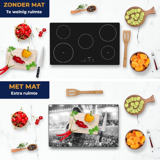 Chefcare Inductie Beschermer Voetbalspeler met de Bal in het Stadion - Zwart Wit - 85x50 cm - Afdekplaat Inductie - Kookplaat Beschermer - Inductie Mat