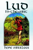 Boekomslag 'Lud-in-the-Mist' van Hope Mirrlees. Een man in rood shirt en witte broek buigt zich over een grote plant in een mistige, weelderige omgeving.