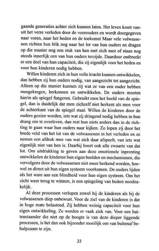 Tekstpagina met een boekpagina over familieopstellingen. De tekst bevat de titel 'Familieopstellingen met kinderen en jongeren'.
