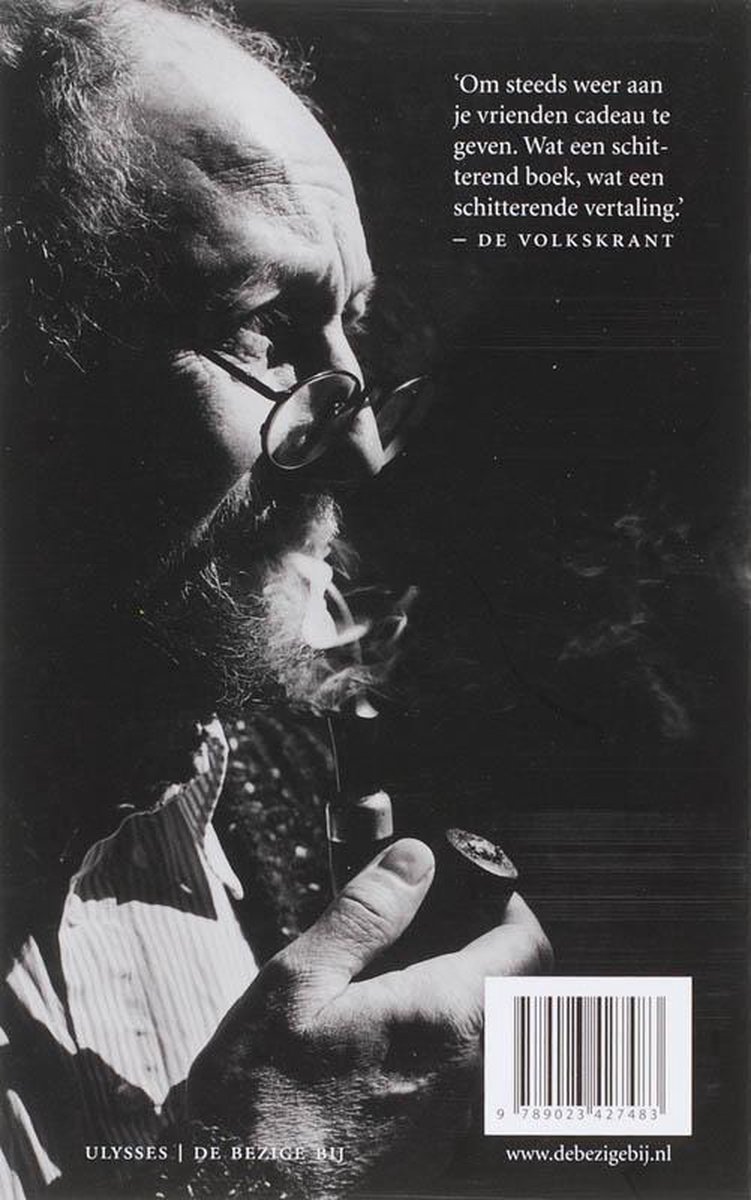 Zwart-witfoto van een man met bril die rookt uit een pijp.