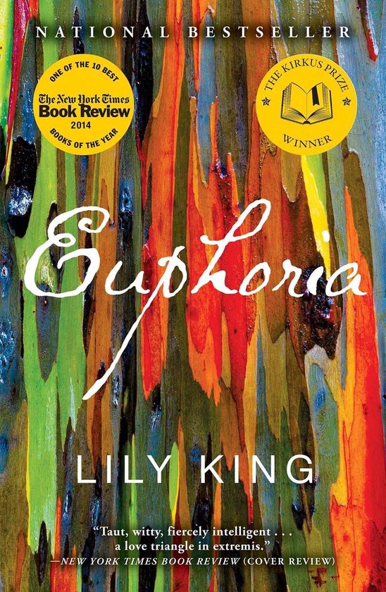 Boekcover met de titel 'Euphoria' in witte letters, geschreven door Lily King. De achtergrond toont de veelkleurige, geschilderde bast van een boom.