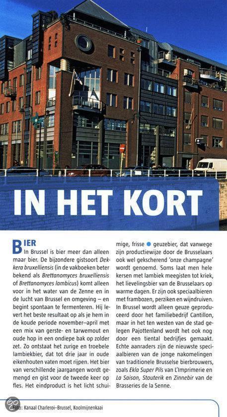 Moderne gebouwen met bakstenen gevels en grote ramen aan een kanaal met een boot.
