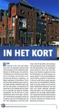 Moderne gebouwen met bakstenen gevels en grote ramen aan een kanaal met een boot.