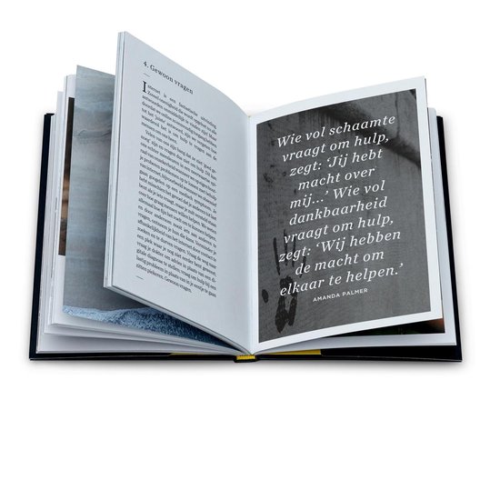 Open boek met een foto van een bibliotheek en tekst over het vragen om hulp.