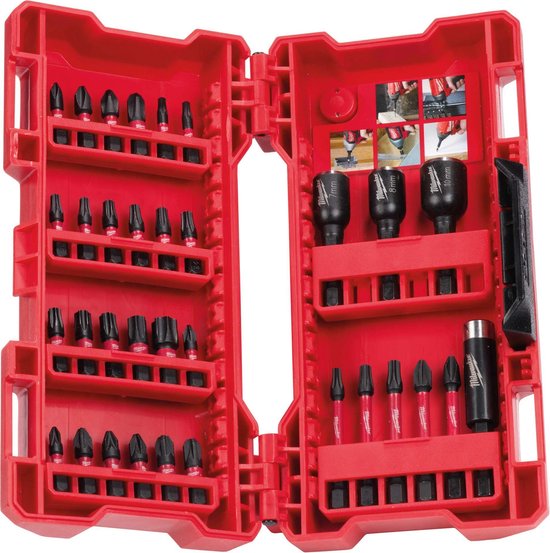 Open rode Milwaukee koffer met 33-delige schroevendraaierbitset. Bits met zeskantopname.