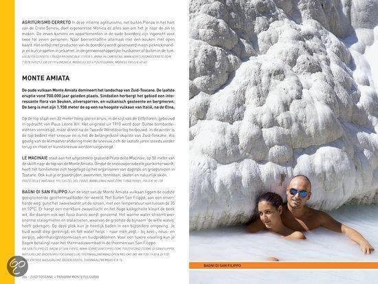 Een koppel ontspant in de natuurlijke thermale baden van Bagni di San Filippo.