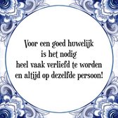 Tegeltje met Spreuk (Tegeltjeswijsheid): Voor een goed huwelijk is het nodig heel vaak verliefd te worden en altijd op dezelfde persoon! + Kado verpakking & Plakhanger