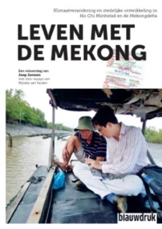 Twee mannen op een boot in de Mekong delta, tekst 'Leven met de Mekong'.