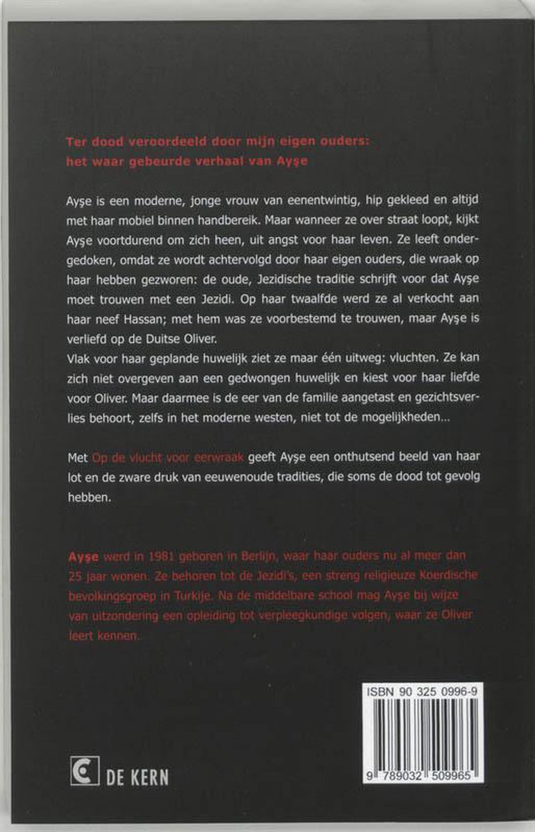 Achterkant boek met tekst over Ayşe's ontsnapping aan een gedwongen huwelijk en eerwraak.