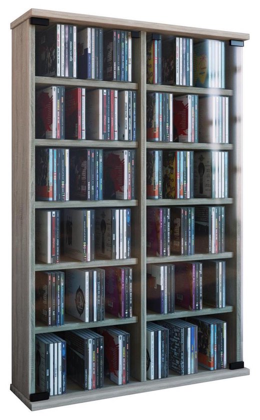 Une haute et étroite bibliothèque en bois avec portes vitrées, remplie de CD et DVD sur les six étagères.