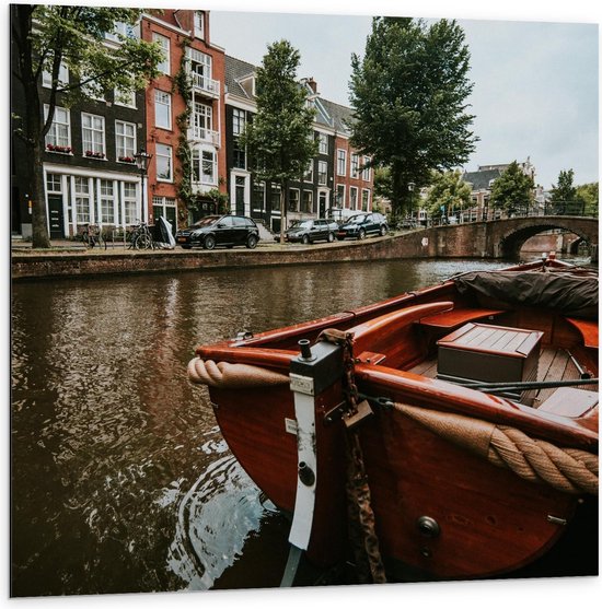 Dibond - Bootje in de Amsterdamse Grachten - 100x100cm Foto op Aluminium (Wanddecoratie van metaal)
