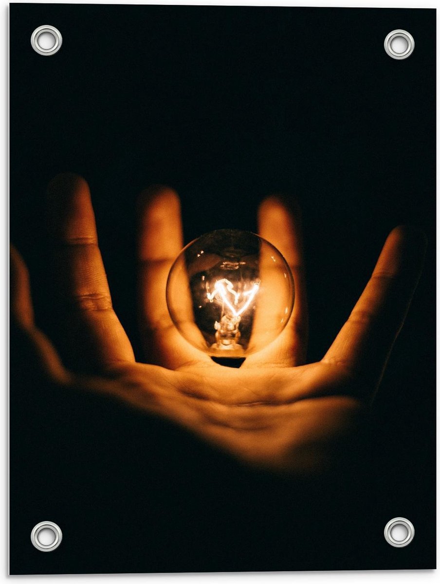 Tuinposter – Lichtgevende Gloeilamp in Handen met Zwarte Achtergrond - 30x40cm Foto op Tui