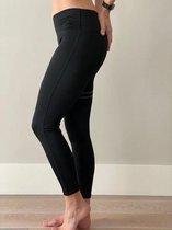 Ultimate Fit Fitnesslegging - Zwarte sportlegging, yoga broek met opgedrukte zwarte strepen.