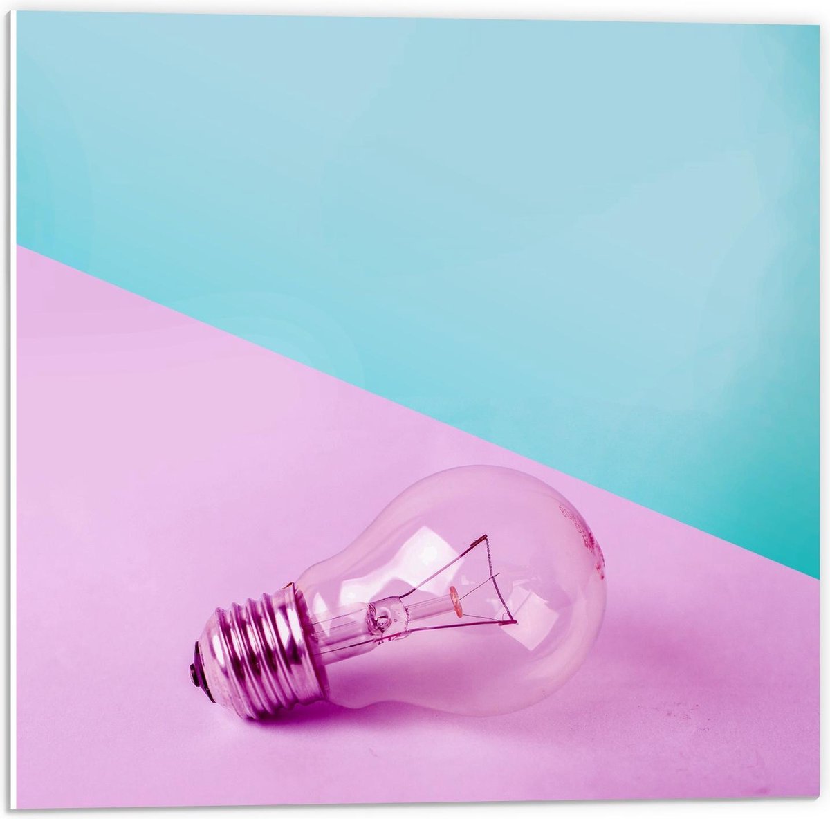 Forex - Gloeilamp Roze/Blauwe Achtergrond - 50x50cm Foto op Forex