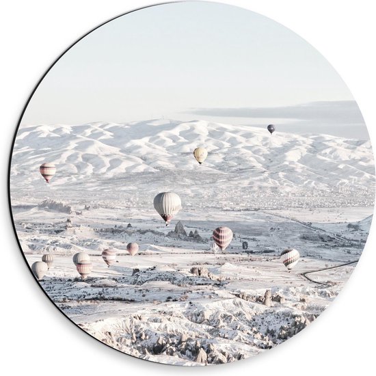 Dibond Wandcirkel - Luchtballonnen boven Sneeuwgebied - 30x30cm Foto op Aluminium Wandcirkel (met ophangsysteem)