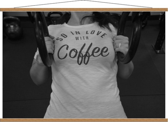 Schoolplaat – ''So in Love WIth Coffee'' T-shirt in de Sportschool (zwart/wit) - 120x80cm Foto op Textielposter (Wanddecoratie op Schoolplaat)