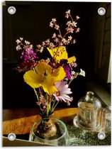 Tuinposter – Paars/Geel Bloemboeket op Salontafel - 30x40cm Foto op Tuinposter  (wanddecoratie voor buiten en binnen)