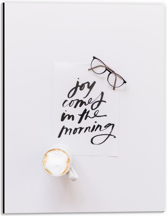 Dibond - Koffie en een Bril Met Tekst : Joy Comes In The Morning - 30x40cm Foto op Aluminium (Wanddecoratie van metaal)