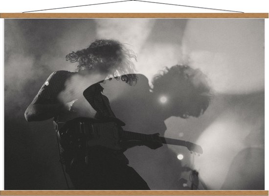 Schoolplaat – Gitarist op Podium (zwart/wit) - 120x80cm Foto op Textielposter (Wanddecoratie op Schoolplaat)