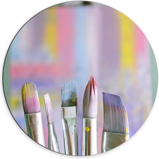 Dibond Wandcirkel - Pastelkleurige Kwasten met een Beschilderd Doek - 70x70cm Foto op Aluminium Wandcirkel (met ophangsysteem)