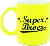 Super broer cadeau mok / beker neon geel met sterren 330 ml