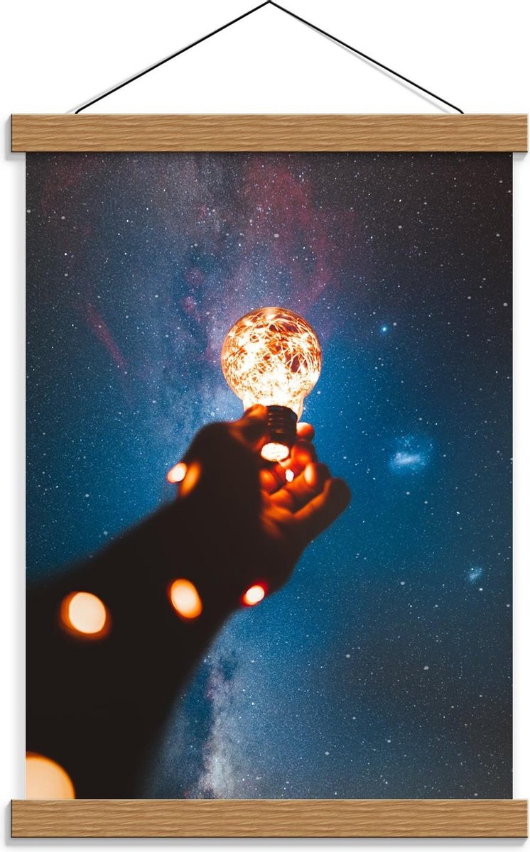 Schoolplaat – Gloeilampje onder Sterrenstelsel - 30x40cm Foto op Textielposter (Wanddecora