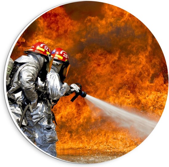 Forex Wandcirkel - Brandweermannen in Zilveren Pakken Blussen Vuur - 20x20cm Foto op Wandcirkel (met ophangsysteem)