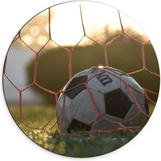Dibond Wandcirkel - Voetbal in de Goal - 70x70cm Foto op Aluminium Wandcirkel (met ophangsysteem)