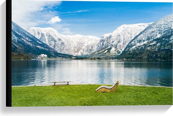 Toile - Banc et chaise longue au bord de l' Water avec des montagnes - 60x40cm Photo sur Toile Peinture (Décoration murale sur Toile)