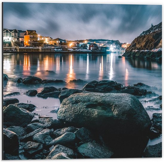 Dibond - Huisjes aan het Water met Rotsen - 50x50cm Foto op Aluminium (Wanddecoratie van metaal)