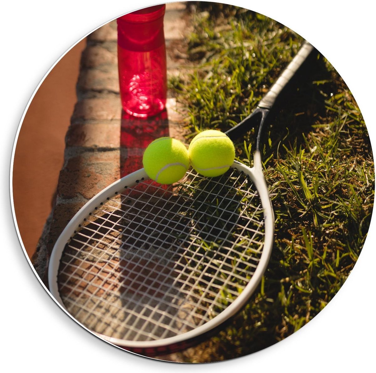 Forex Wandcirkel - Tennisracket met Ballen en Waterfles - 40x40cm Foto op Wandcirkel (met ophangsysteem)