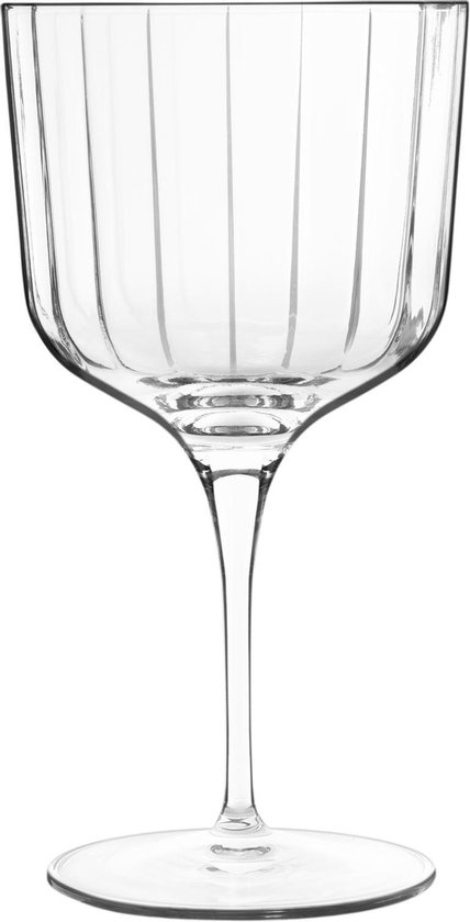 Bormioli Luigi "Bach" cocktailglas met verticale ribbels, op een witte achtergrond.