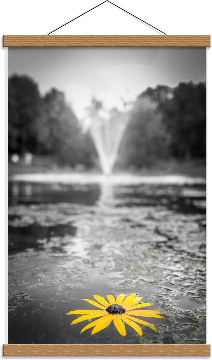 Schoolplaat – Gele Bloem in het Water bij Fontein - 40x60cm Foto op Textielposter (Wanddec