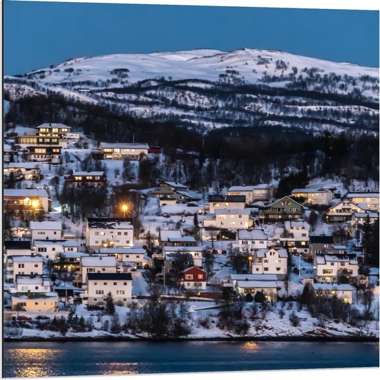 Dibond - Dorpje in Noorwegen Bedekt met Sneeuw - 80x80cm Foto op Aluminium (Met Ophangsysteem)